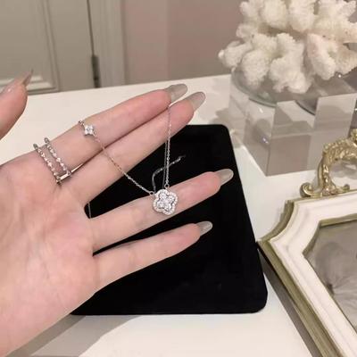 Elegante Vierblättrige Kleeblatt Zirkonia Halskette - High-End Design, Titanstahl Schlüsselbein Kette Geschenk für Freundin
