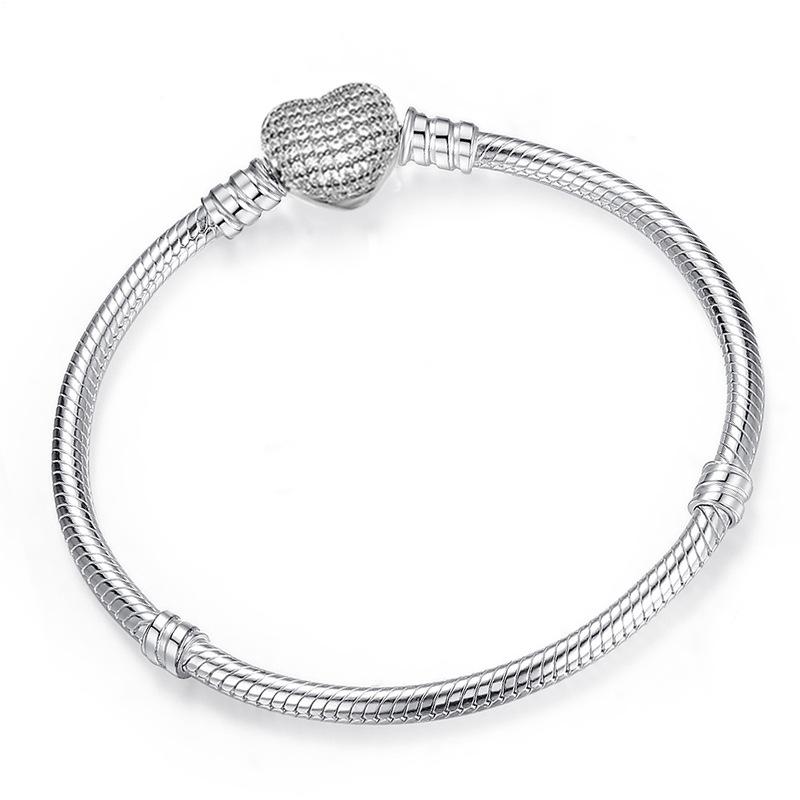 Eenvoudig zelf te maken slangenkettingarmband met Europese bedeltjes, een modieuze sieradenstijl voor dames, zoals die van Mary Poppins.