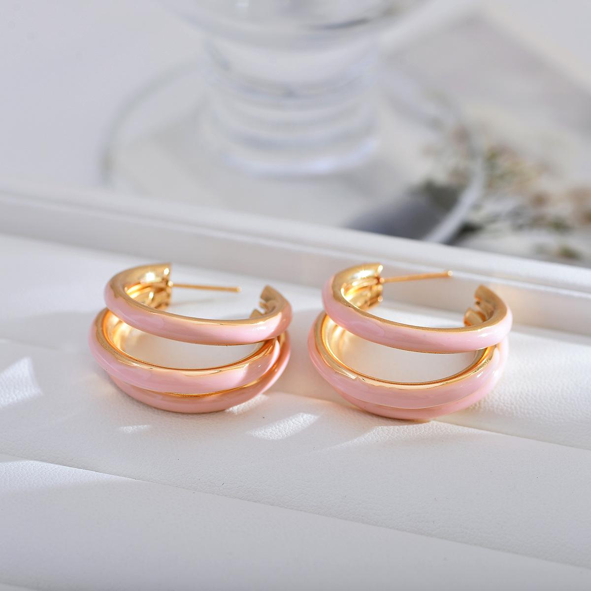 Elegant Exaggerated Gold-Plated Brass Hoop Earrings with Triple-Ring Drip Oil Design розовый