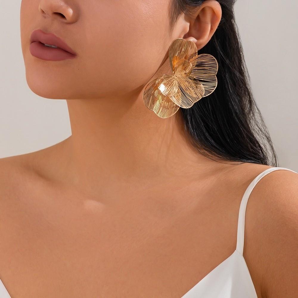 Elegant Golden Flower Stud Earrings Light Luxury Metal Earrings Hollow Flower Earrings Women