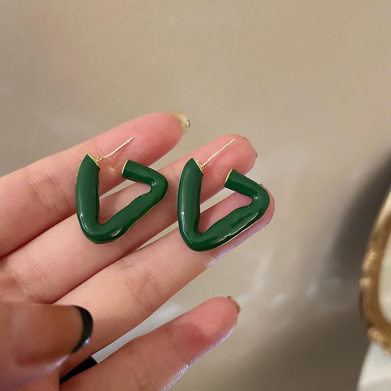 Серьги-гвоздики с эмалью  серебряная игла , геометрические треугольные серьги-гвоздики, женственные маленькие ароматные серьги. 925 silver needle