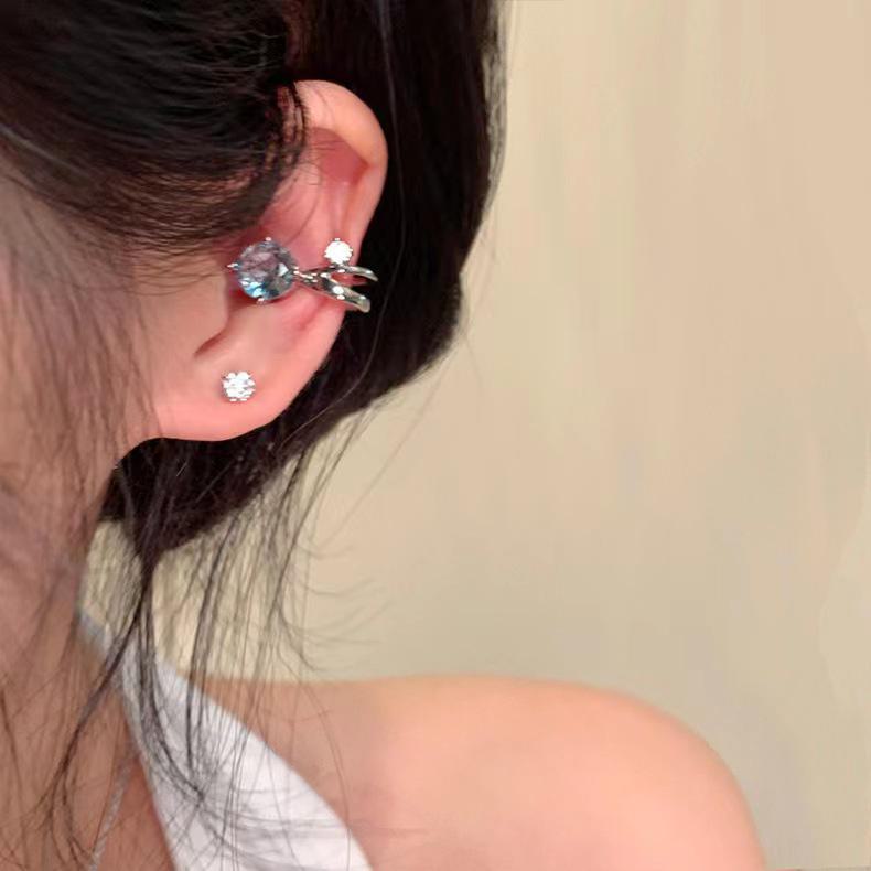 "Elegant Zircon Ear Cuff for Women - Clip-On Light Bulb Design, No Piercings Needed, Luxury & Trendy Style"