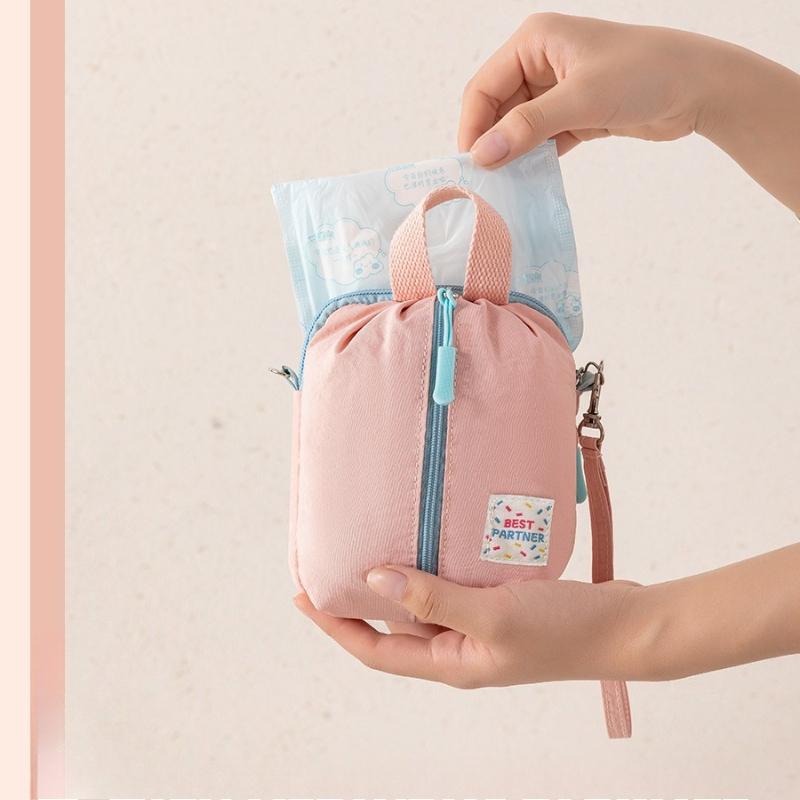 Portable Sanitary Napkin Storage Pouch Hand-held Makeup Bag Sanitary Pad Bag Cosmetics Organizer Travel Organizers Toiletry Bag