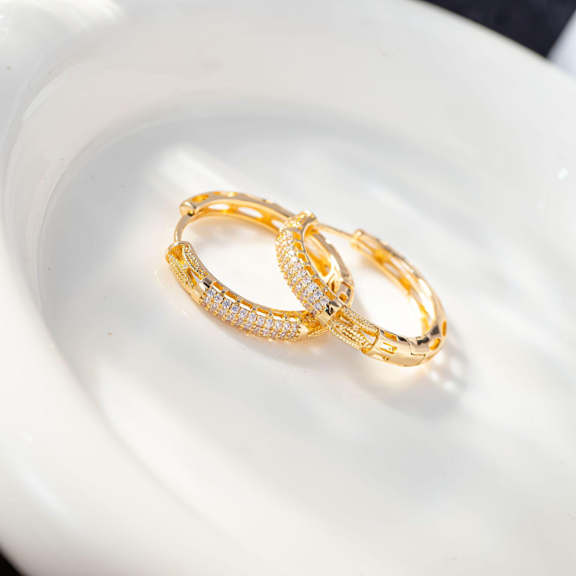 European-American Fashion Zircon Leaf Ear Cuff: Exaggerated Three-Row Shiny Inlaid Ear Studs