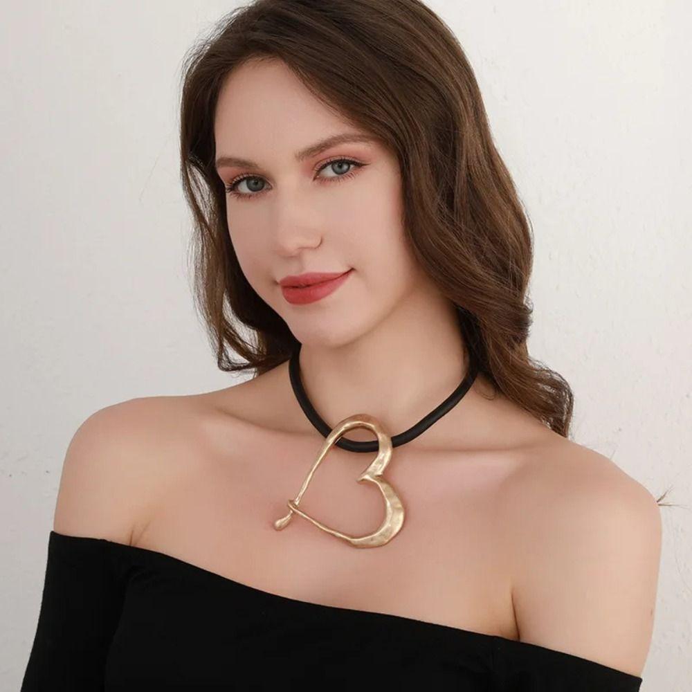 Metal Material Heart Pendant Necklace Vintage Style Love Pendant Necklace  Daily Accessories