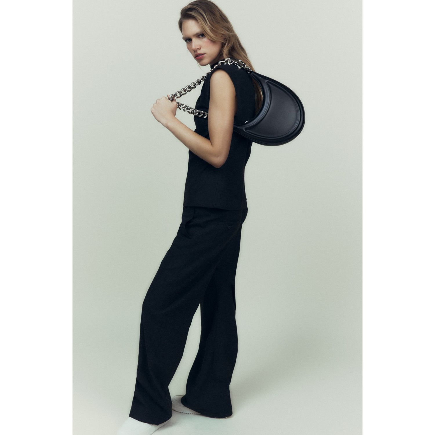 

HALF-MOON SHOULDER BAG WITH CHAIN STRAP