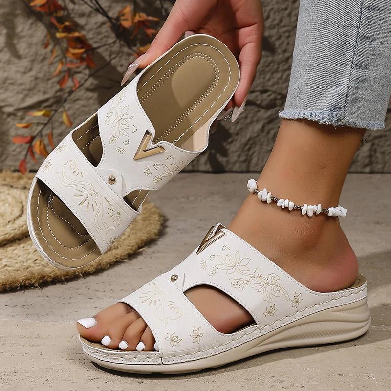 Fashion Summer Lightweight Wedges Slippers Women Metal Decor Plus Size 36-43 Beach Sandals Woman Comfortable Printed Platform Sandles