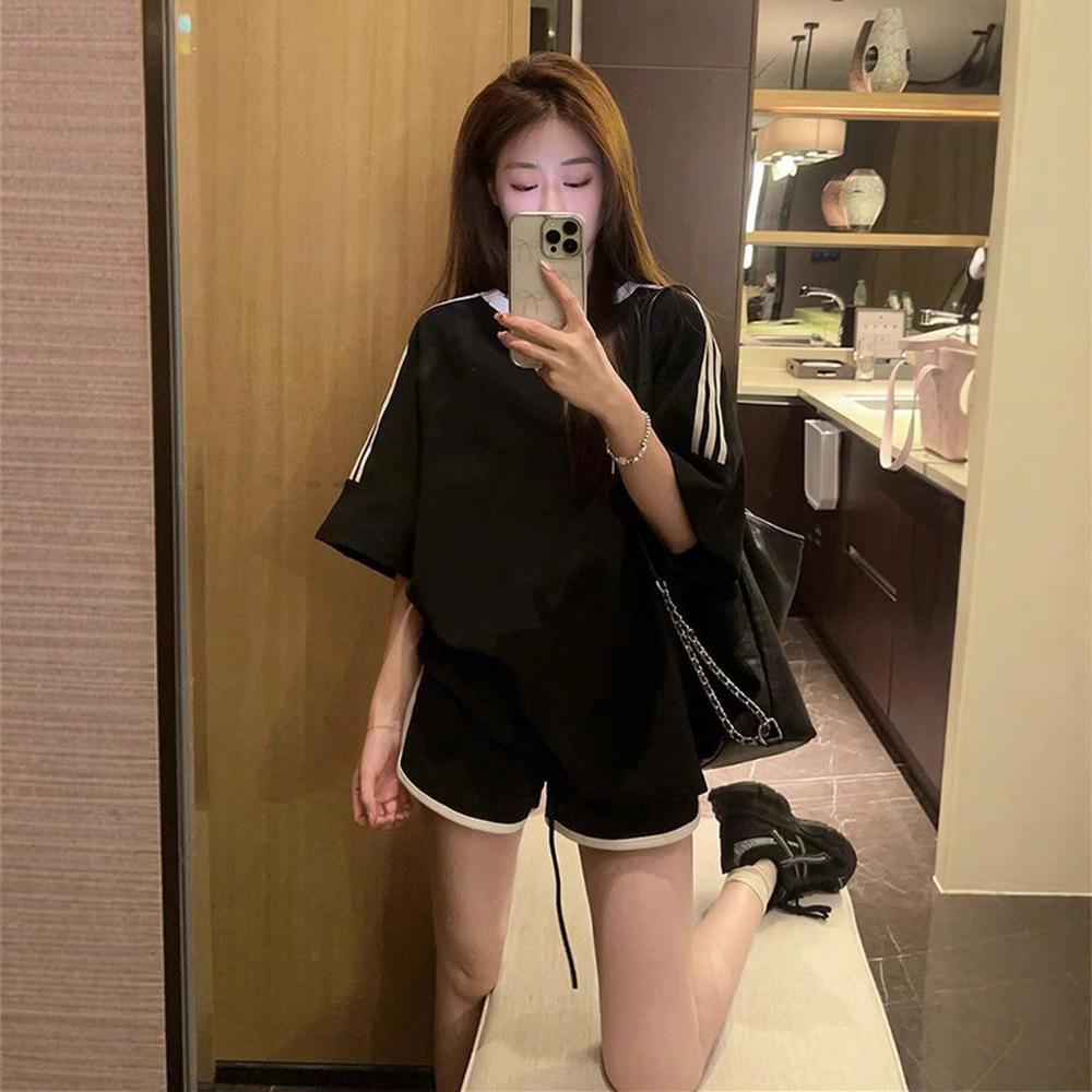 Damen Koreanischer Stil Schlankmachende Sportbekleidung: Rundhalsausschnitt, Kurze Ärmel, Lockere Passform, Sommerliches Freizeit-Zweiteiler-Set mit Shorts