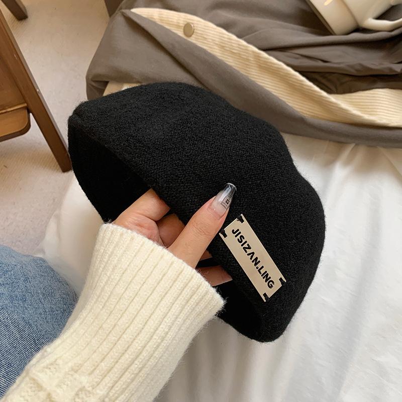 Beret women's new autumn and winter models show a small face and wear a forward hat with a big head circumference black hat.