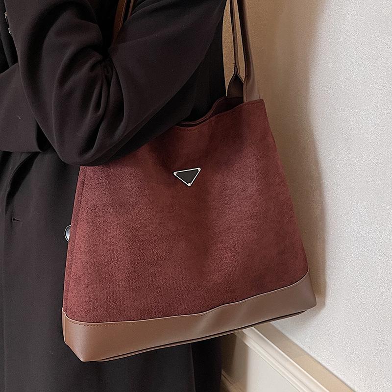 

Осенняя сумка из оленьей кожи, бархатная, подмышечная, женская, модная, сумка-тоут, простая, большой емкости, сумка через плечо для женщин темно-коричневого