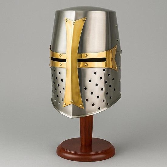 Nachbildung eines Kreuzritterhelms – Mittelalterlicher Stahlhelm in Originalgröße mit Messingkreuz – Ritterrüstung mit großem Helm