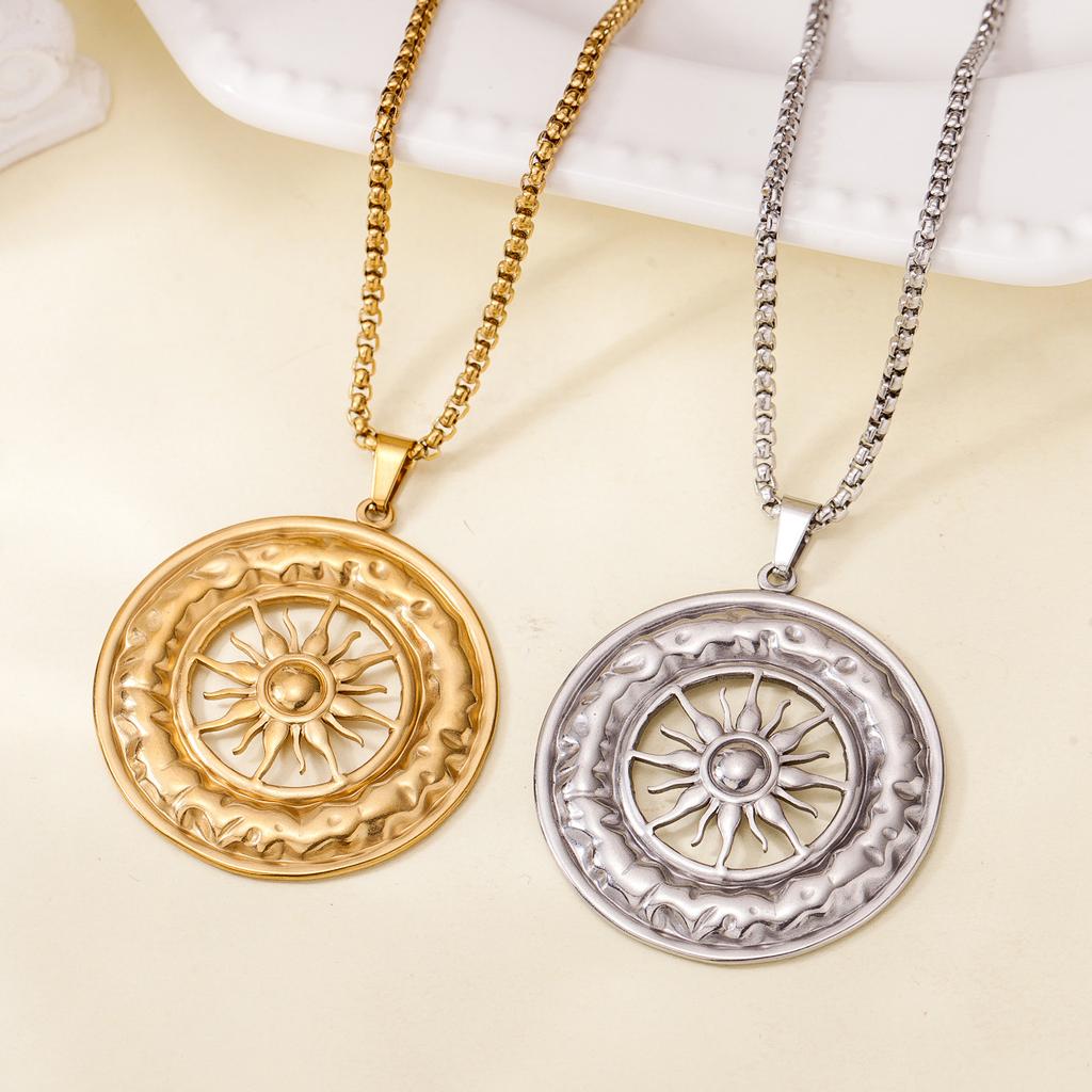 Fashionable and Atmospheric Hollow Sun Pendant Accessories Retro Chain Compass Necklace
