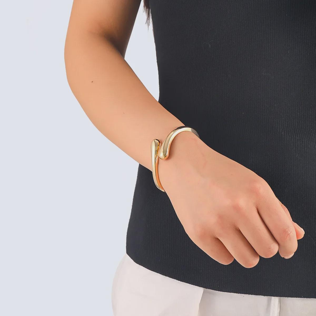 

Classic Fashionable Open Metal Ring Bracelet срібний