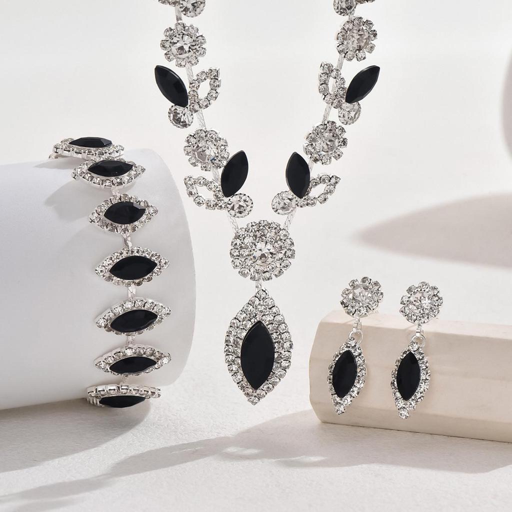 Ensemble de bijoux de mariage européens et américains en cristal blanc et fleurs - Accessoires de collier élégants pour mariages