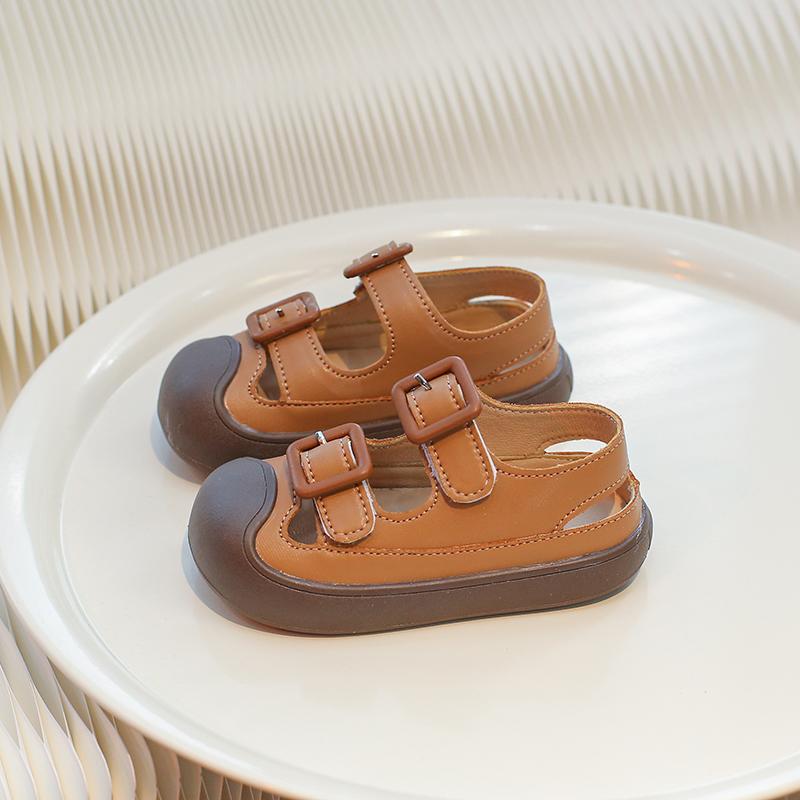 Children's Toes Capped Sandals Anti-kicked Boys Girls Hollow Sandals with Buckle Solid Color Kids Summer Beach Shoes 2024 New