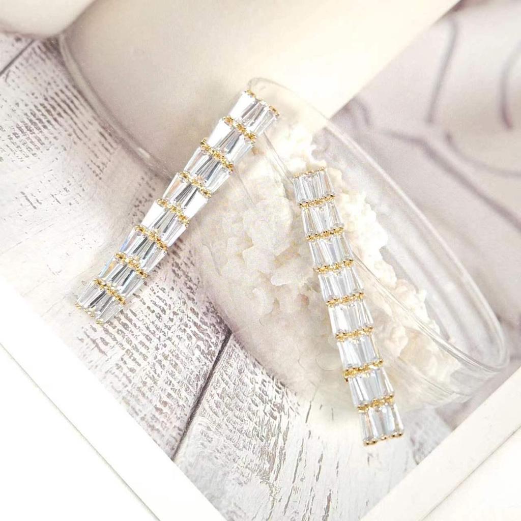 2023 Exquisite White Zircon Trapezoidal Clip: Luxurious, Simple Design