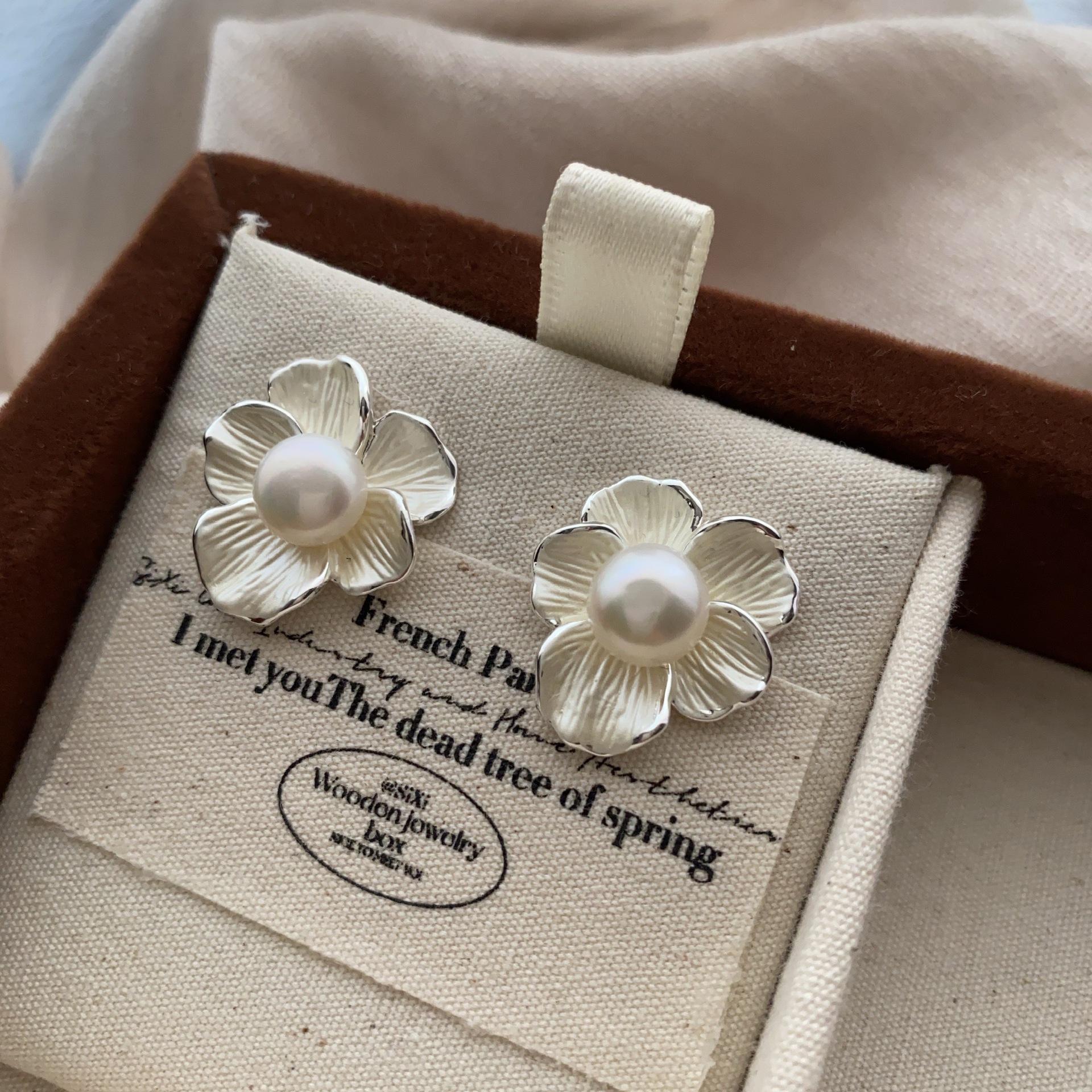 New French elegant light luxury stud earrings niche design imitation pearl small fresh natural flower niche design