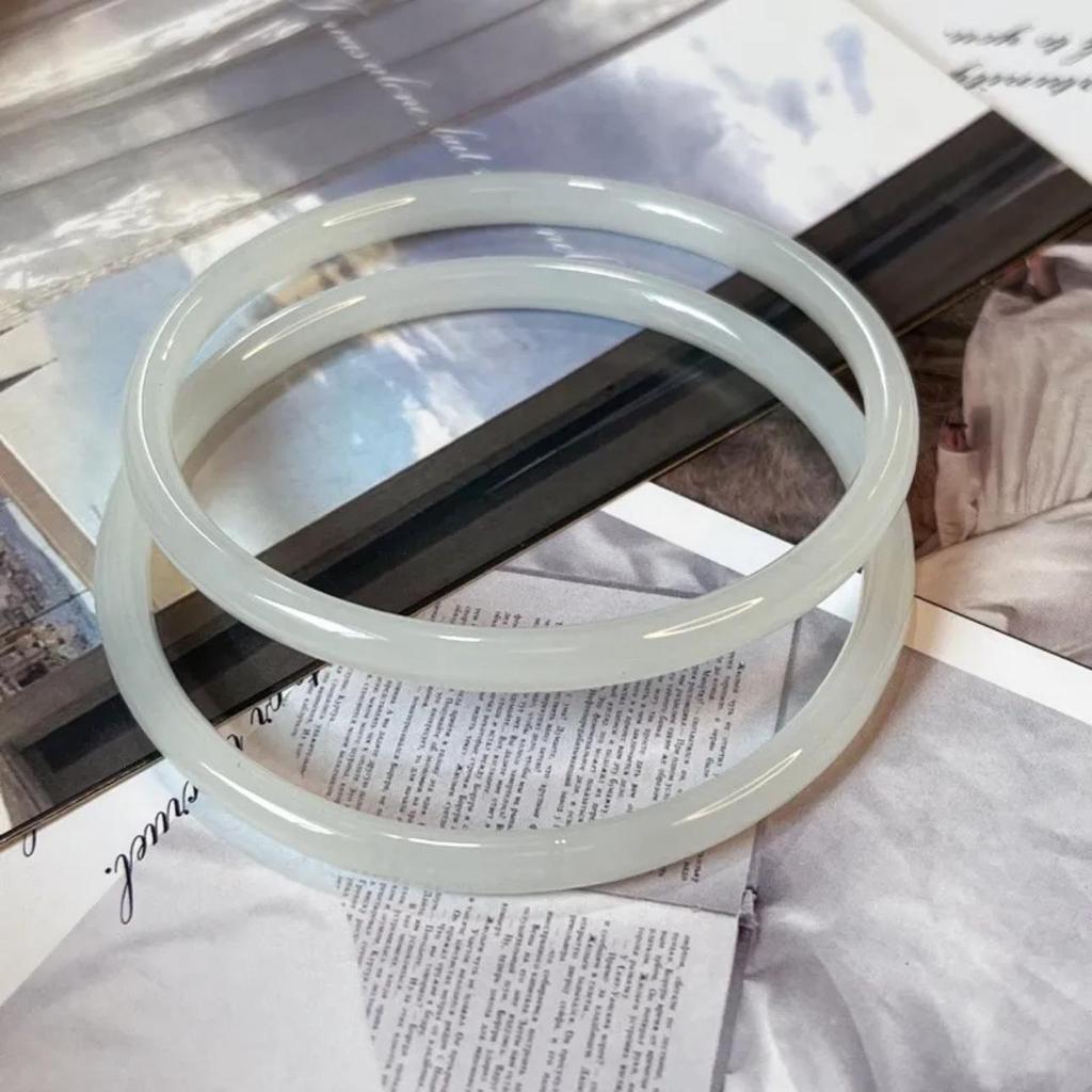 Elegant Chinese Style Jingle Bracelet: Ice-Transparent, Non-Fading Round Bangle Collection