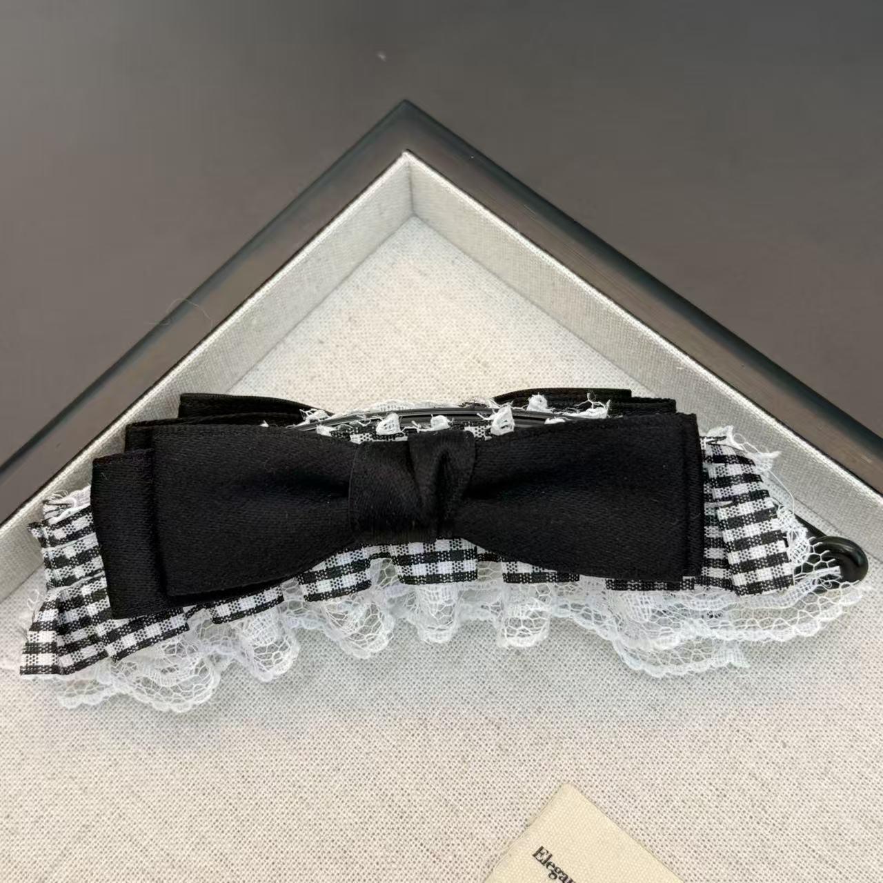 

Korean-Style Plaid Skirt Hairpin with Bow - Milky White Fashion Accessory чёрный/белый