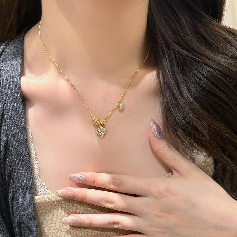 French Light Luxury Retro Passepartout Four-Leaf Clover Necklace Versatile Niche Design Court Style Women'S Neck Accessories