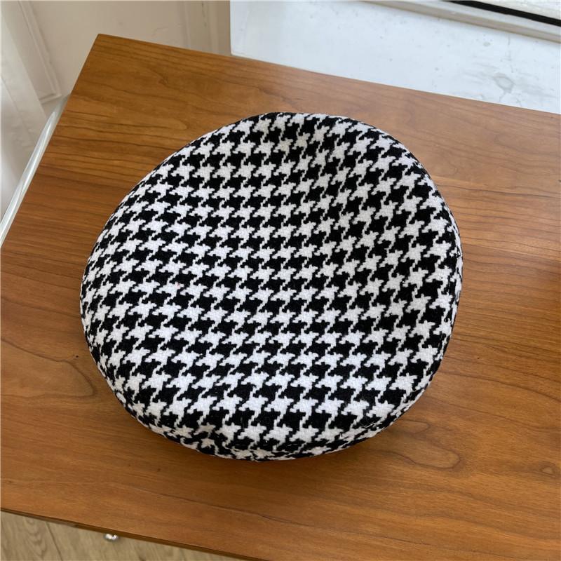 Schicke und trendige Damen-Barettmütze Japanisches minimalistisches Design Lässiges Karomuster Schwarz-Weiß-Farben