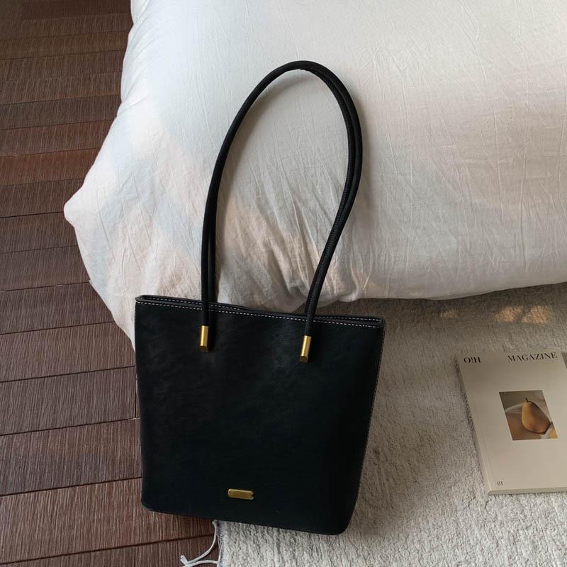 Large capacity bucket bag women s autumn new product armpit bag texture commuter shoulder bag casual women s bag