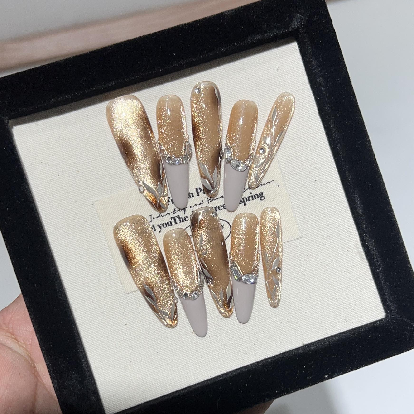 

Высококлассная атмосфера Носимая броня Длинный японский янтарный леопардовый принт Кошачий глаз Циркон Крошка бриллианта Нейл-арт Large L