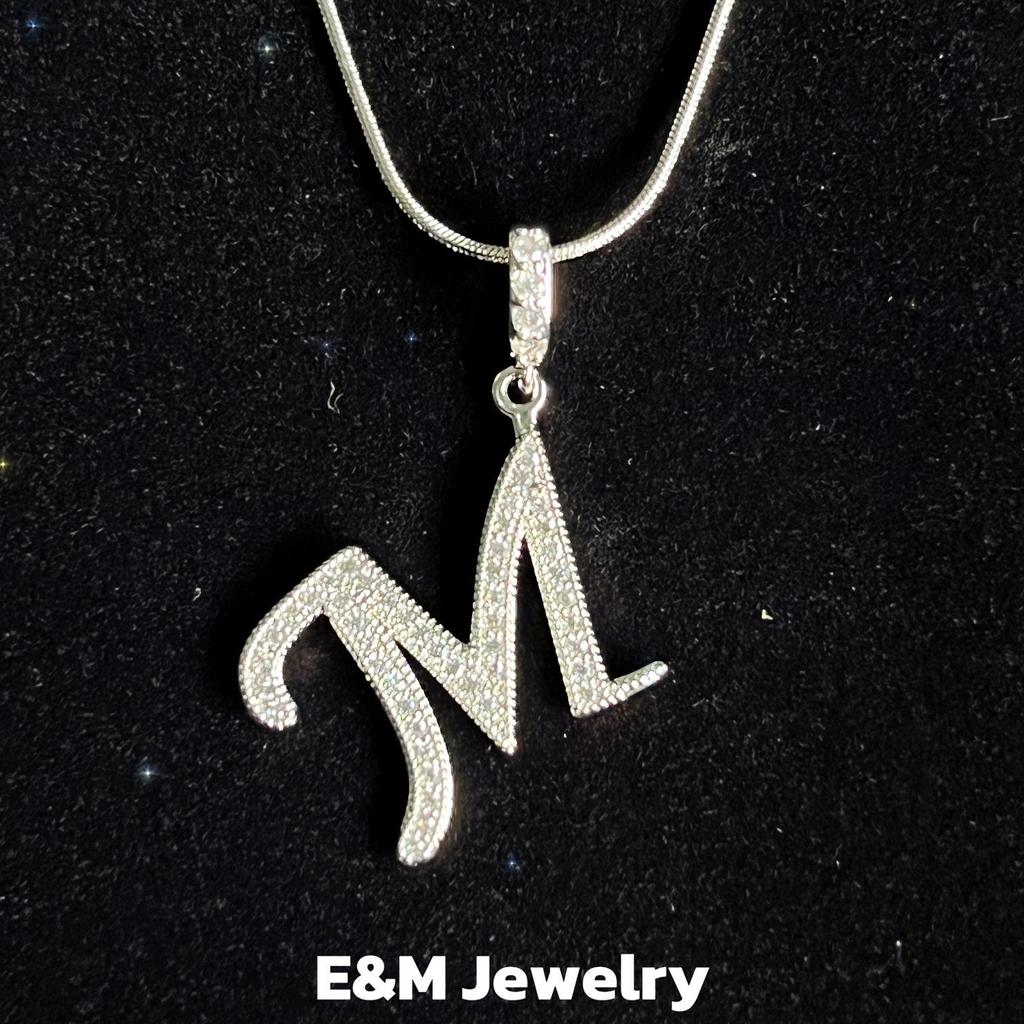 Königliches Hof-Halsband inspiriert von Mean Girls - Set mit Anhängern: Kreuz, Krone & römische Ziffern, vollständig besetzt mit Zirkonia - Luxuriöser, vergoldeter Kupfer-Choker für Damen