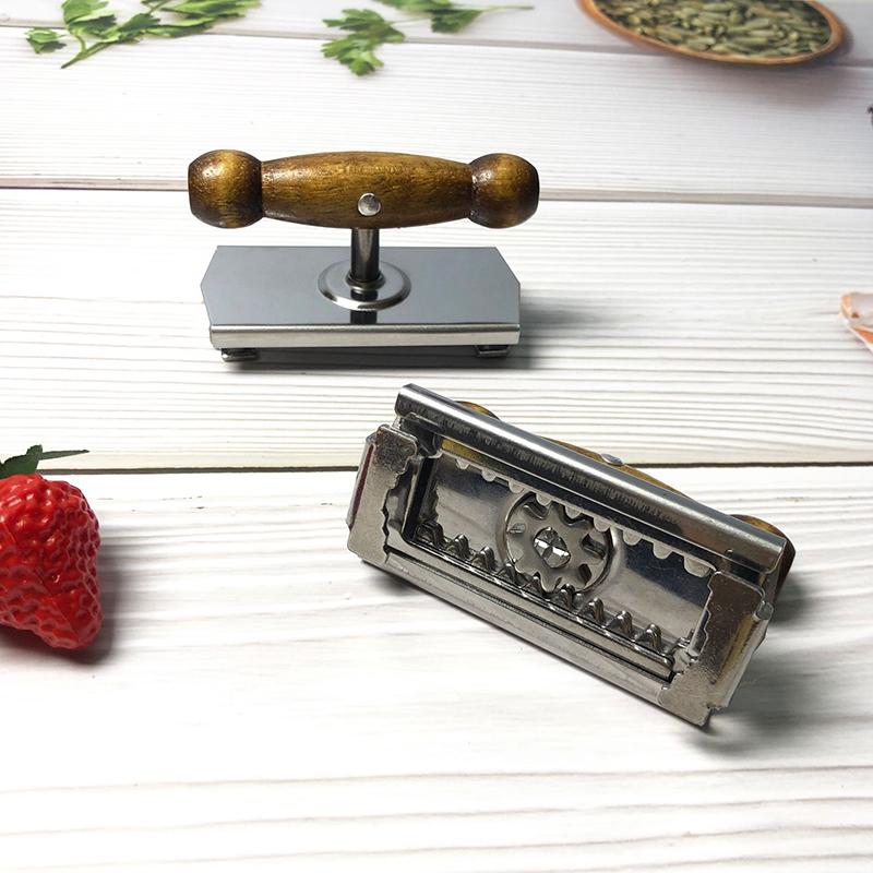 Ny Multifunktionell Flasköppnare i Rostfritt Stål med Ekhandtag Justerbar Kapsylskruv Enkel Kapsylskruv Burköppnare Köksredskap