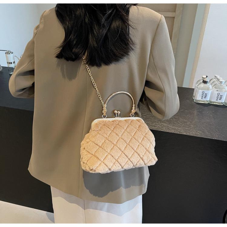 Rhombus Kette kleine Tasche Damen 2024 neue Herbst und Winter Plüschtasche vielseitige Clip Shell Tasche Handtasche Haartasche