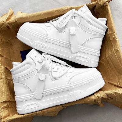 Trendige kleine weiße Schuhe Herren Neueste Hoher Schaft Dicke Sohle Atmungsaktive Board-Schuhe Hohe Höhe Sport- und Freizeitschuhe