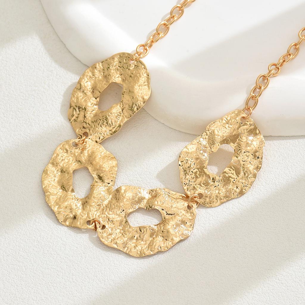 Geometrische Mode Unregelmäßige Metall Halskette frauen Plissee Design Sinn frauen Schlüsselbein Kette Vielseitige Artikel