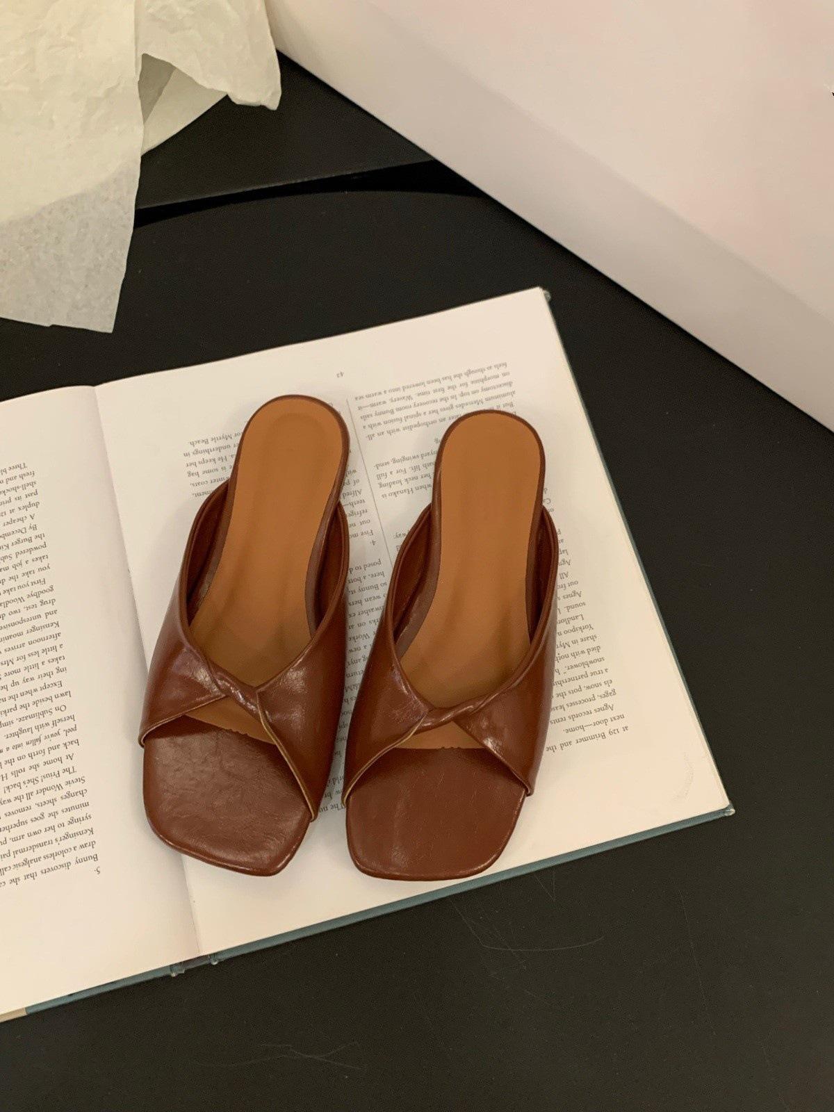 

Модные туфли на плоской подошве с одним словом, женская обувь, летняя одежда 2025 года, новые летние простые пляжные сандалии 40 коричневый