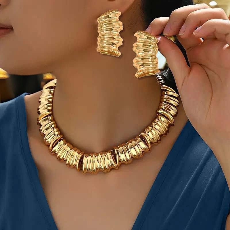 

Spring Metal Necklace Stud Earrings Set Beautiful Exquisite Vintage Luxury New Hot Sale