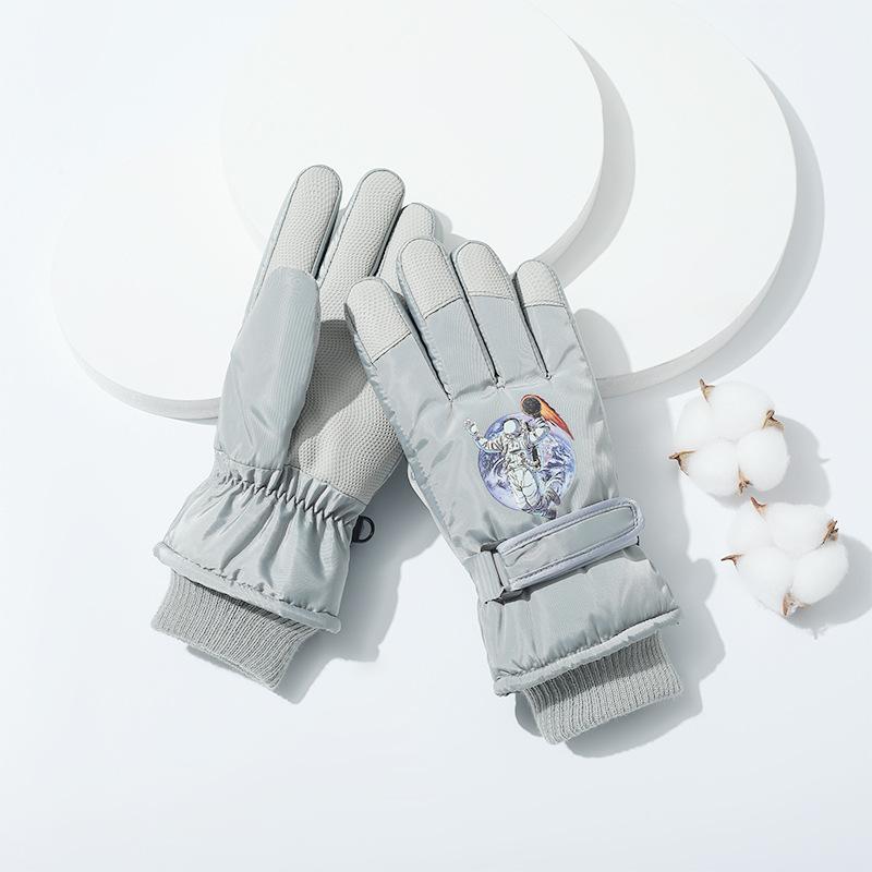 Children's ski gloves to keep warm