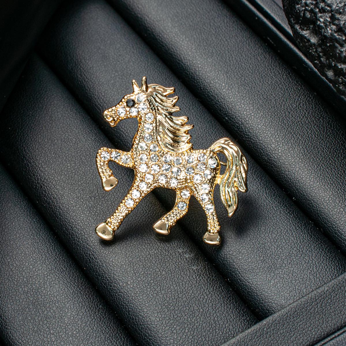 Charming Rhinestone Horse Brooch - Elegant and Playful Animal Pin Accessory for European and American Fashion.