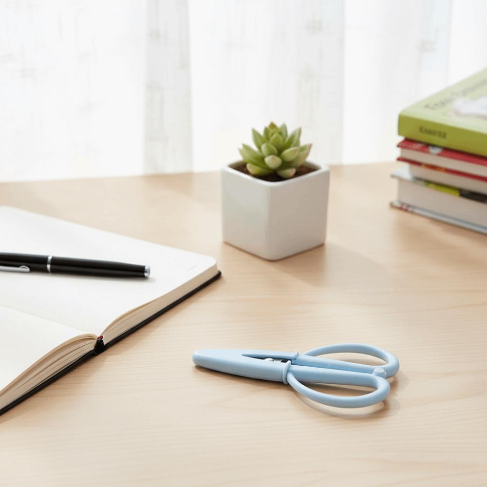 Mini Ciseaux Fins avec Capuchon Acier Inoxydable Minuscules Ciseaux de Précision Portable Poignée Souple en Silicone Outil pour Couper le Papier