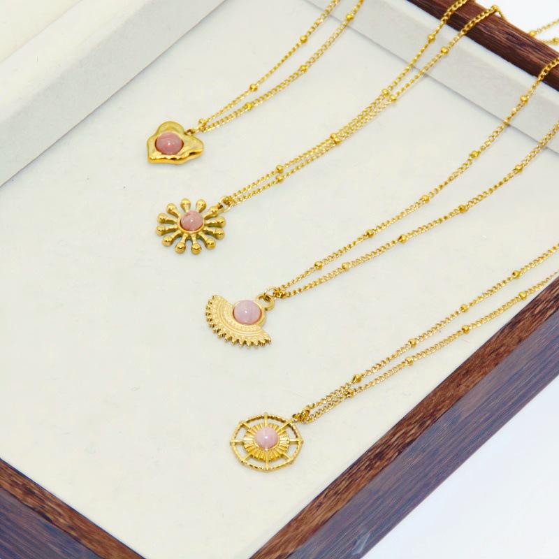 18 Karat vergoldete Titan-Tropfenhalskette mit rosa Naturstein