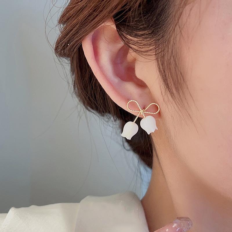 Vita Tulpanformade Akrylörhängen för Kvinnor GuldFärgad Rosett Topp Eleganta Bröllopsfest Örhängen boucle d'oreille