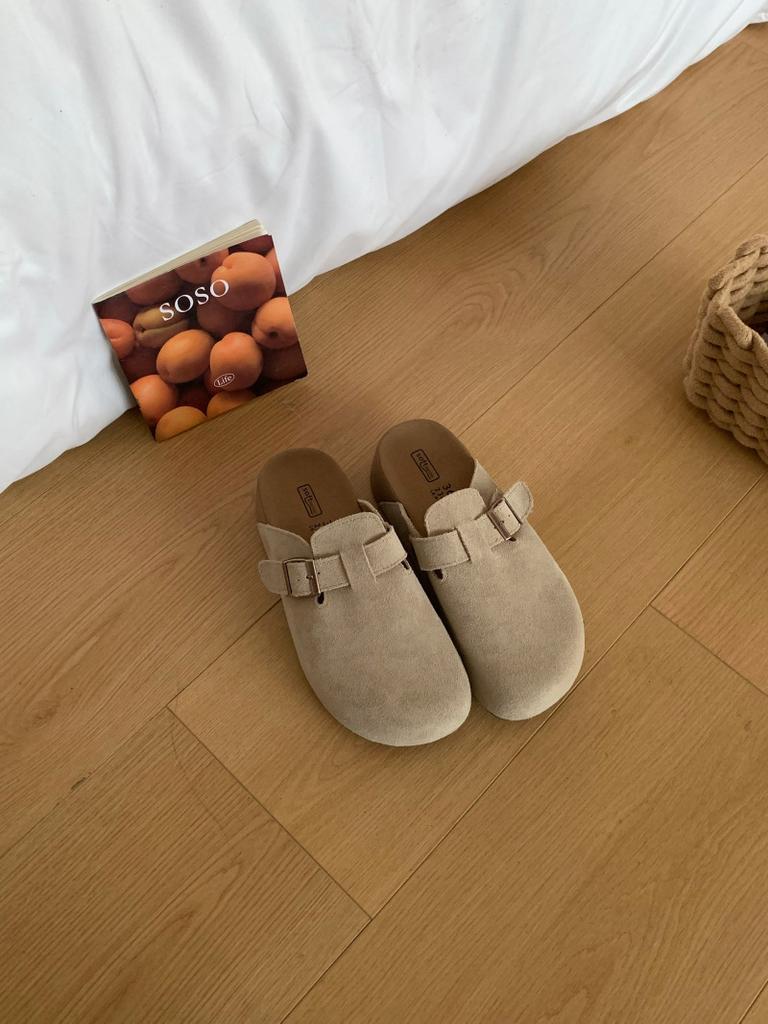 The small man has a thick sole to increase the height of the Mori literary style bag head and half slippers, and the woman wears ugly and cute leath