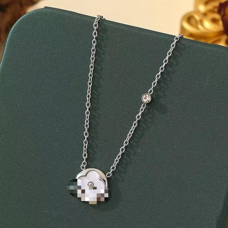 18K Gold-Plated Titanium Four-Leaf Clover Bracelet - Versatile, Non-Fading, Light Luxury Fashion with Shell Accents