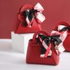 Europäische Handtasche aus PU-Leder im leichten Luxus-Stil & Süßigkeiten-Geschenkbox