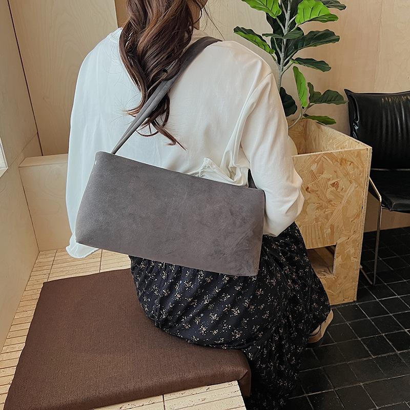 

Сумка подмышку женская осенне-зимняя универсальная 2025 новый модный нишевый дизайн сумка на плечо/кроссбоди высококлассная сумка-багет серый