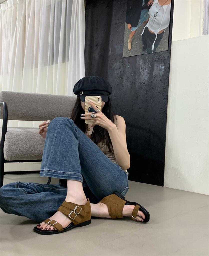 2025 Sommer Kuh Flip Square Head Gürtelschnalle Innenhöhe Erhöhung Tasche Absatz Sandalen 4cm Keilabsatz Retro Zehenfrei Römische Damenschuhe