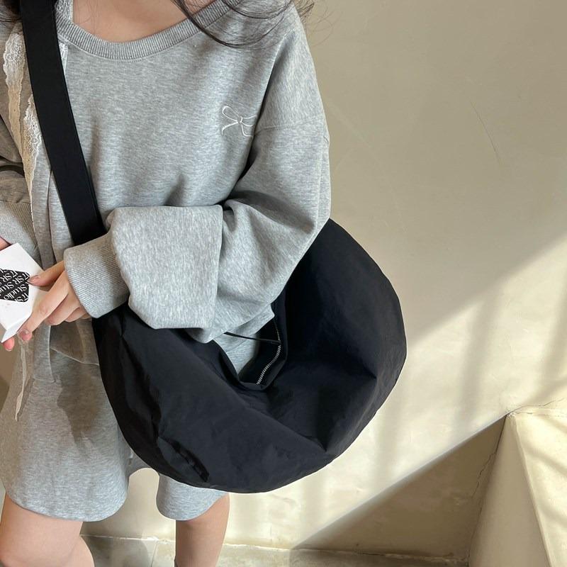 Nylon shoulder bag women's new simple and versatile high-end dumpling bag large-capacity sports messenger bag