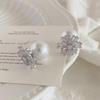 Orecchini a Bottone Fiocco di Neve e Perla in Zircone - Ornamenti Natalizi Eleganti e Chic