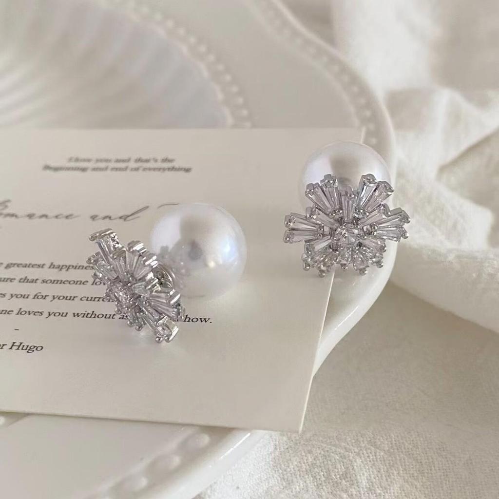 Orecchini a Bottone Fiocco di Neve e Perla in Zircone - Ornamenti Natalizi Eleganti e Chic