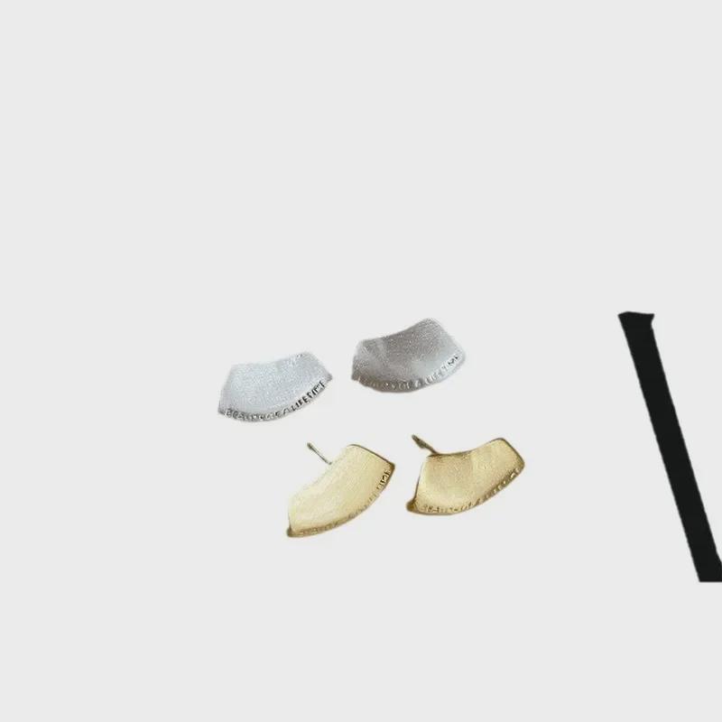 Premium Ohrringe aus gebürstetem Metall: Stil für einzigartige, modebewusste Frauen