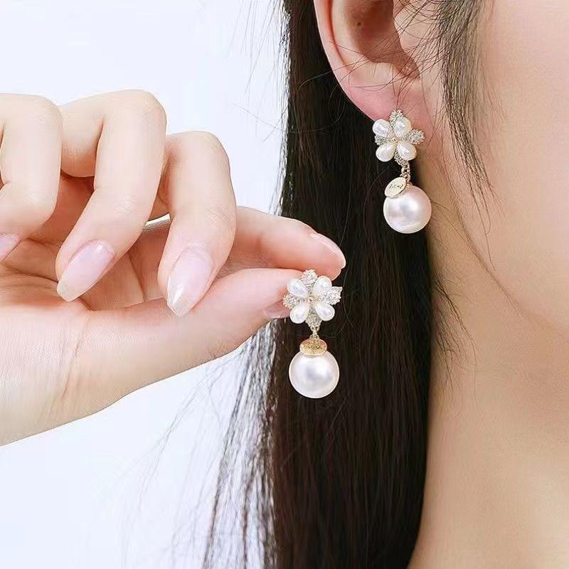 2023 New Korean Style S925 Silver Pearl Flower Stud Earrings - Cute Sweet Autumn/Winter Edition белый