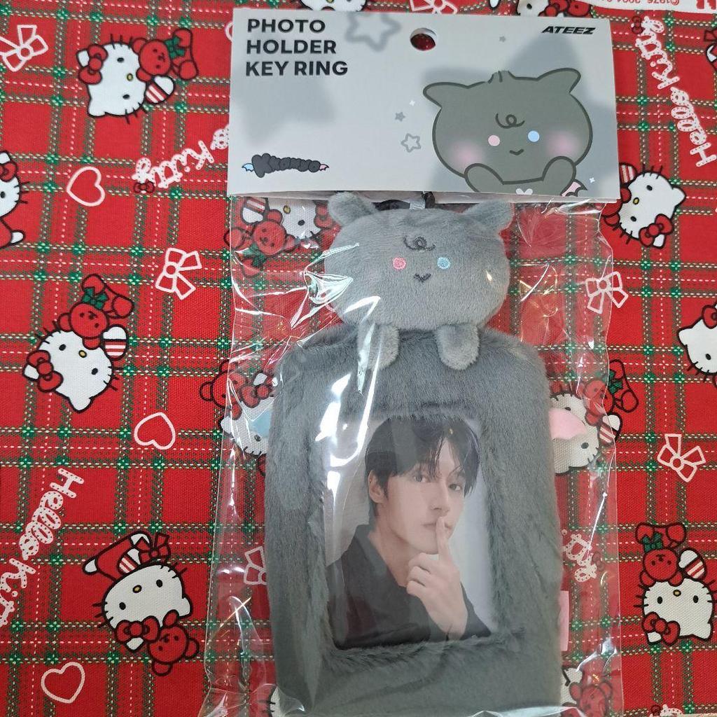 Used ATEEZ Wooyoung kkamyo photo holder key ring